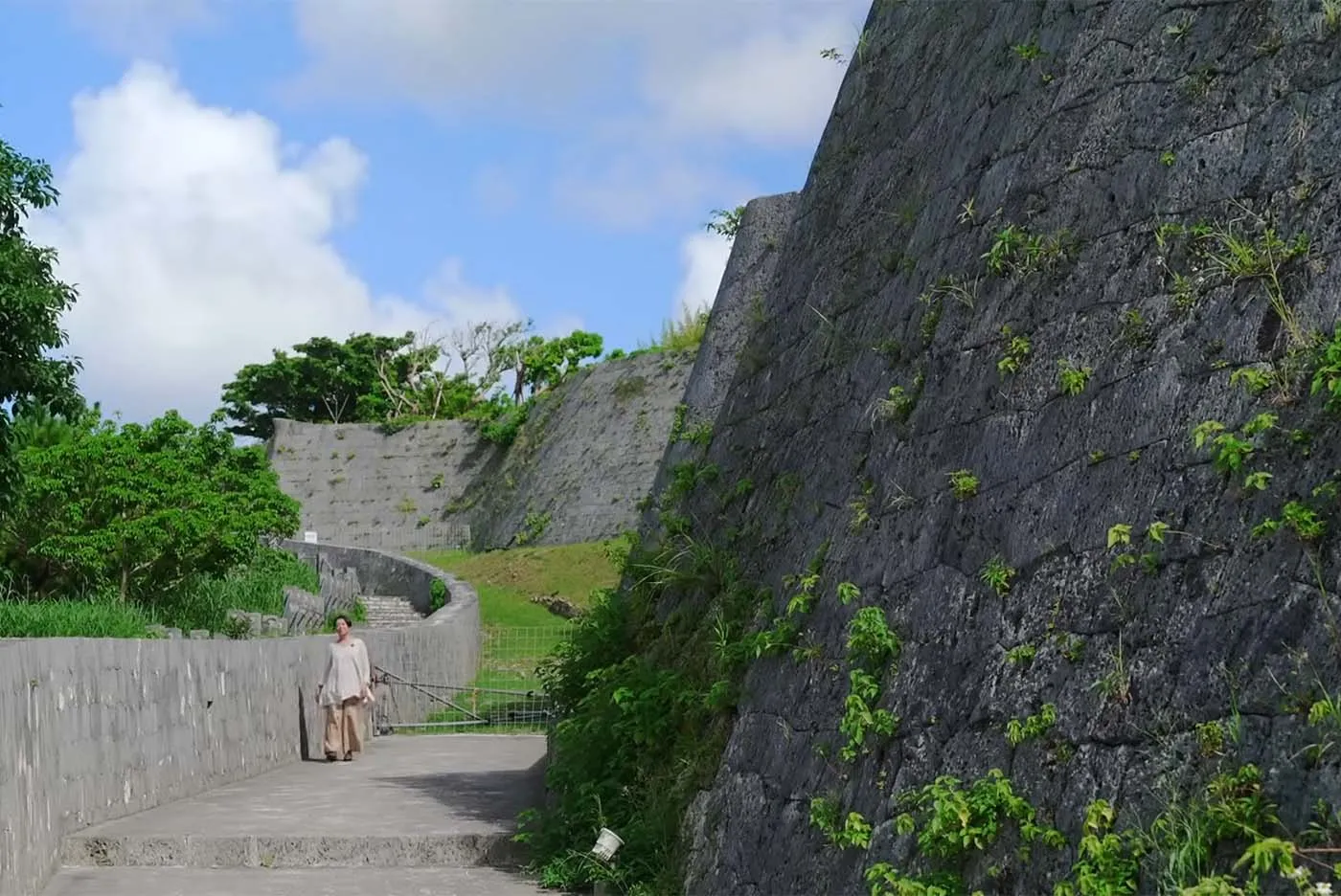 那覇伝統織物事業協同組合 山里 千佳子｜首里城 城壁
