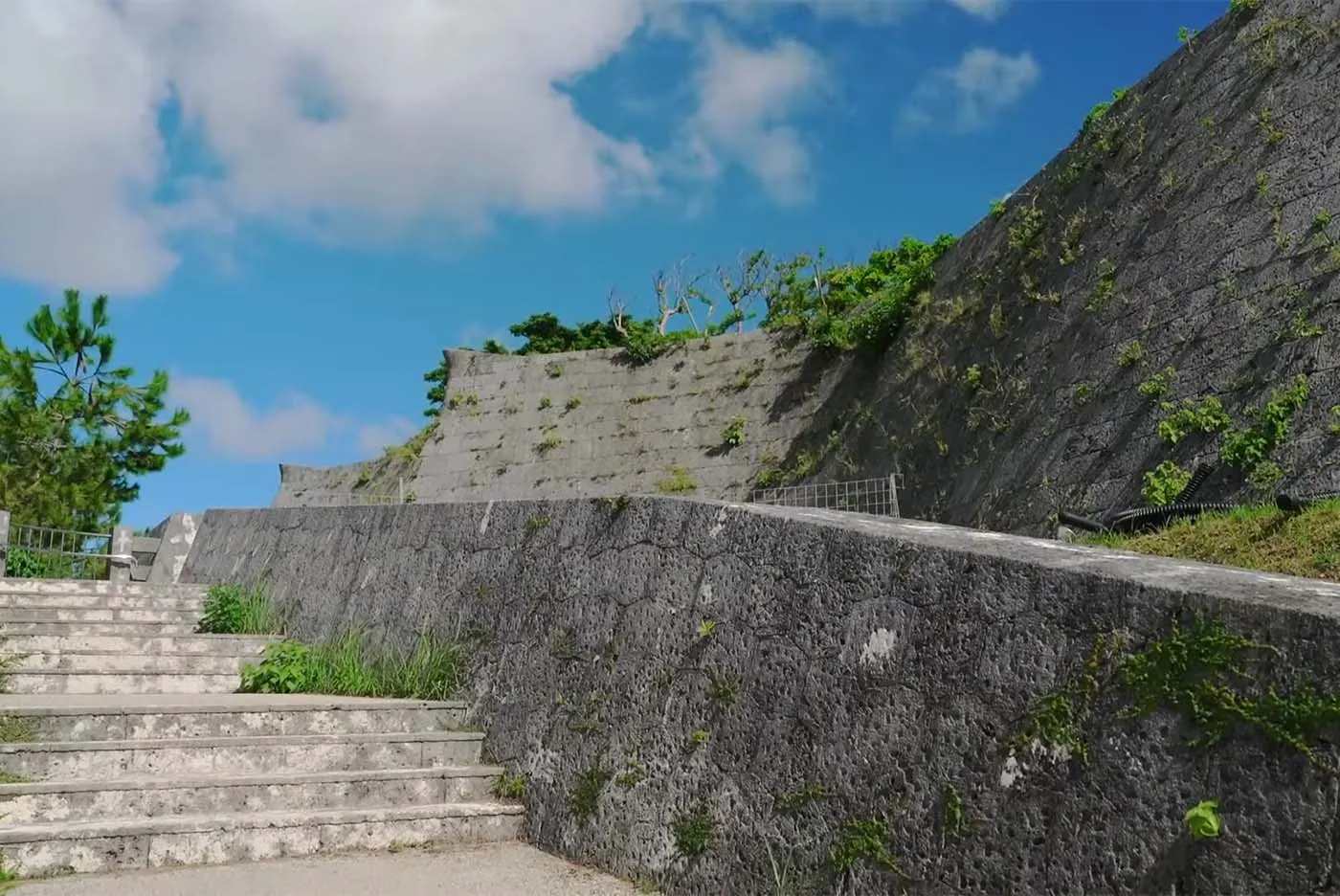 那覇伝統織物事業協同組合 山里 千佳子｜首里城 城壁