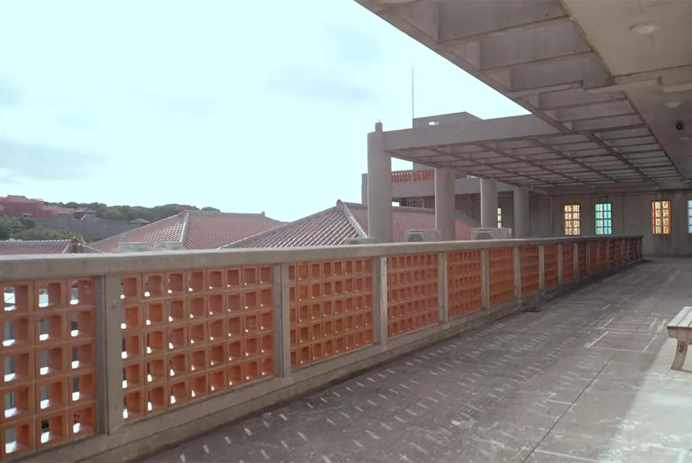 画家 平良 優季｜県立芸大美術棟